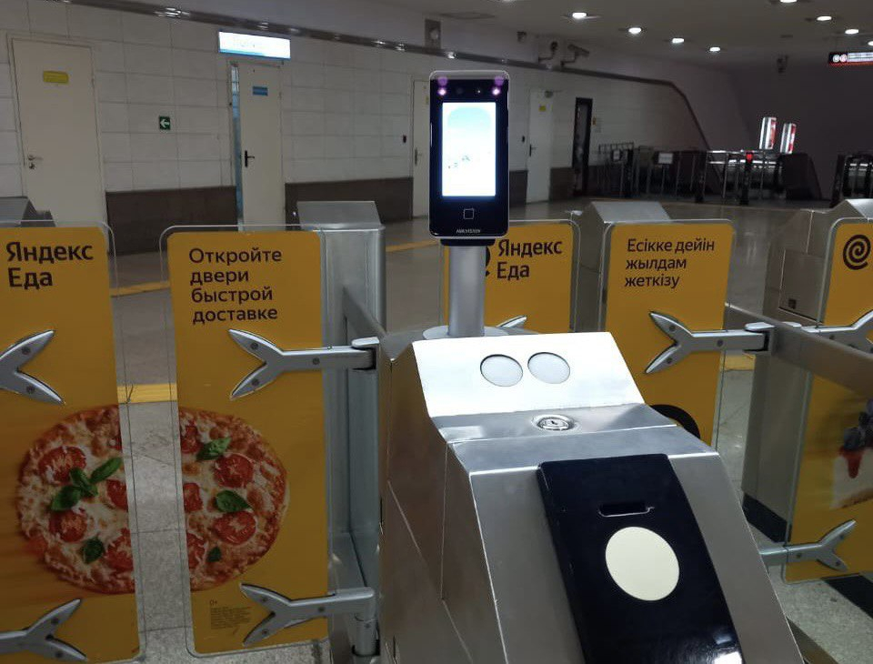 В метро Алматы ввели оплату через QR-код без интернета