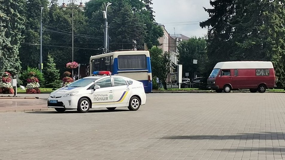 В украинском городе Луцк вооруженный мужчина захватил автобус с пассажирами