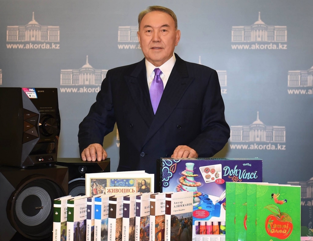 Назарбаев под Новый год подарил маленькой казахстанке набор для творчества