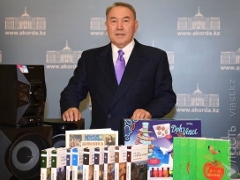Назарбаев под Новый год подарил маленькой казахстанке набор для творчества