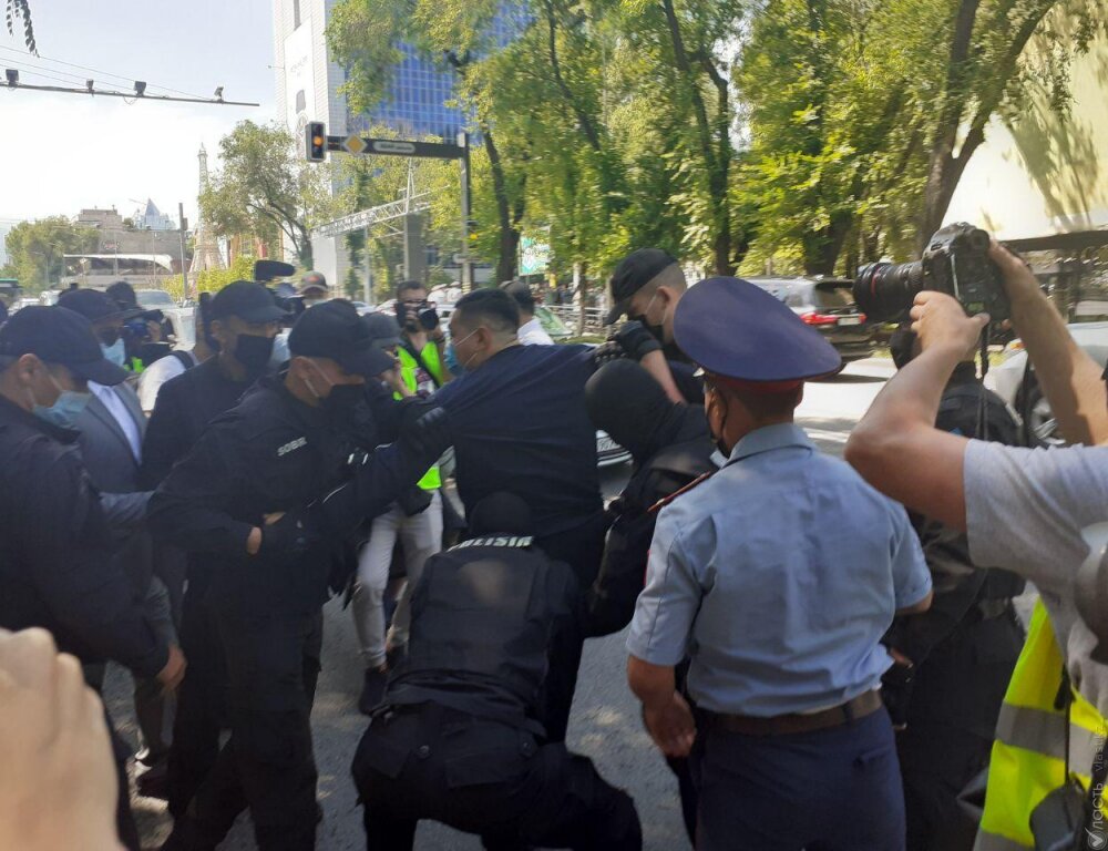 В столице и Алматы начались задержания митингующих 