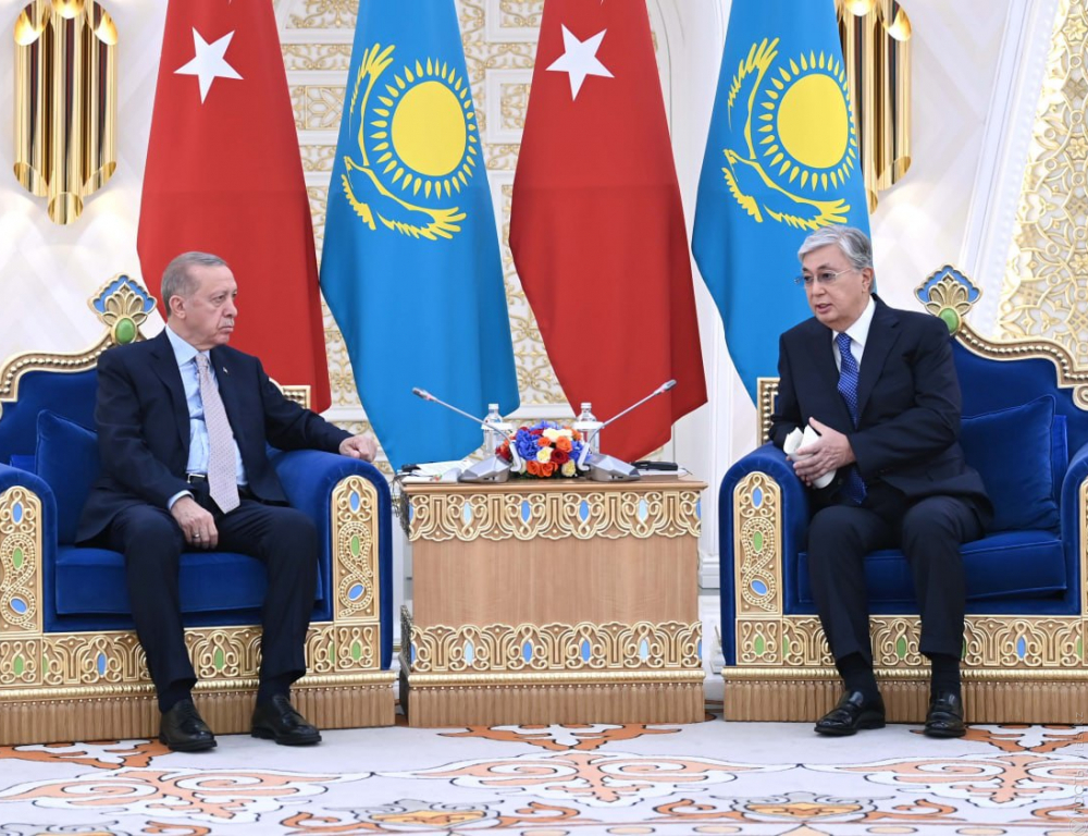 Токаев призвал Турцию развивать Транскаспийский коридор для сокращения сроков поставок