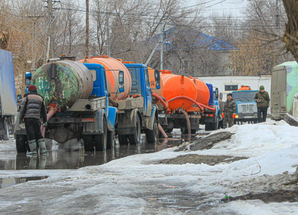 В поселке в Актюбинской области талые воды подтопили дома, дворы и спорткомплекс