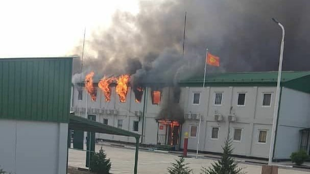 На границе Кыргызстана и Таджикистана сожжено несколько погранзастав, одна захвачена 