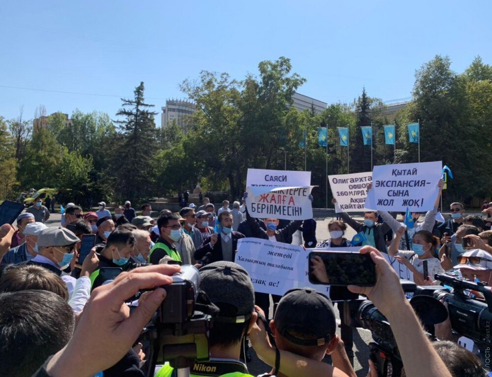 В Алматы проходит митинг за кредитную амнистию и против китайской экспансии 