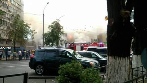 В Алматы горит донерная рядом с ТЦ «Silk Way»