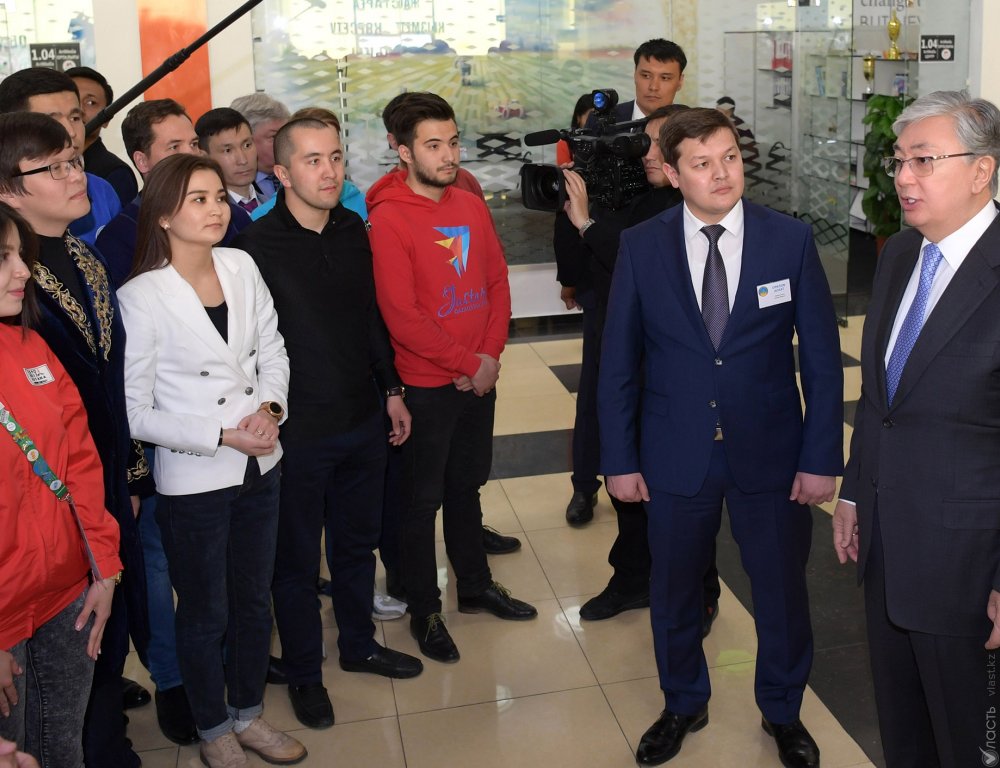 Токаев посетил в Павлодаре нефтехимический завод, НИШ и Центр развития молодежныx инициатив