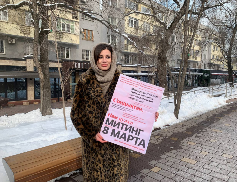 Неизвестный попытался сорвать пикет активистки в Алматы с требованием разрешить митинг 8 марта 