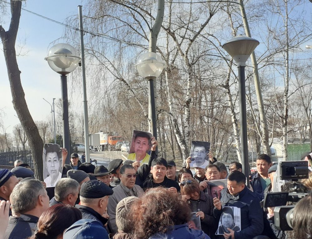 Несколько десятков человек в Алматы требуют освободить административно арестованных на митинге 22 февраля