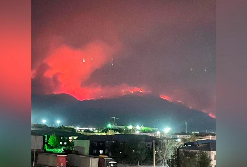 Крупный пожар вблизи станции Достык: к тушению привлечены вертолеты