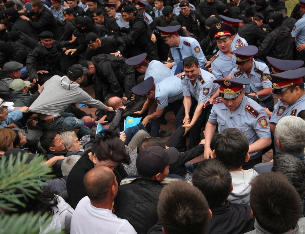400 участников акций протеста в столице и Алматы привлечены к ответственности - МВД