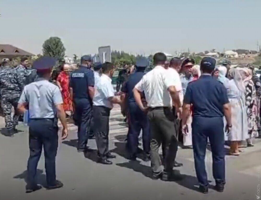 Жители села Жибек жолы вышли на протест, требуя справедливого расследования убийства пятилетней девочки