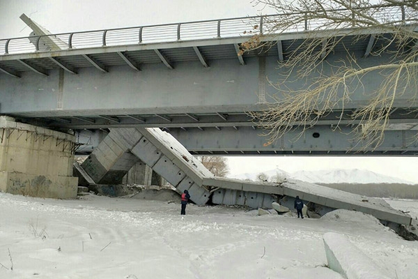 При частичном обрушении моста в Усть-Каменогорске один человек пострадал