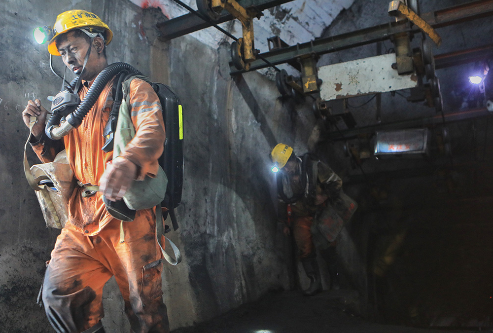 21 горняк погиб в результате обрушения шахты в Китае