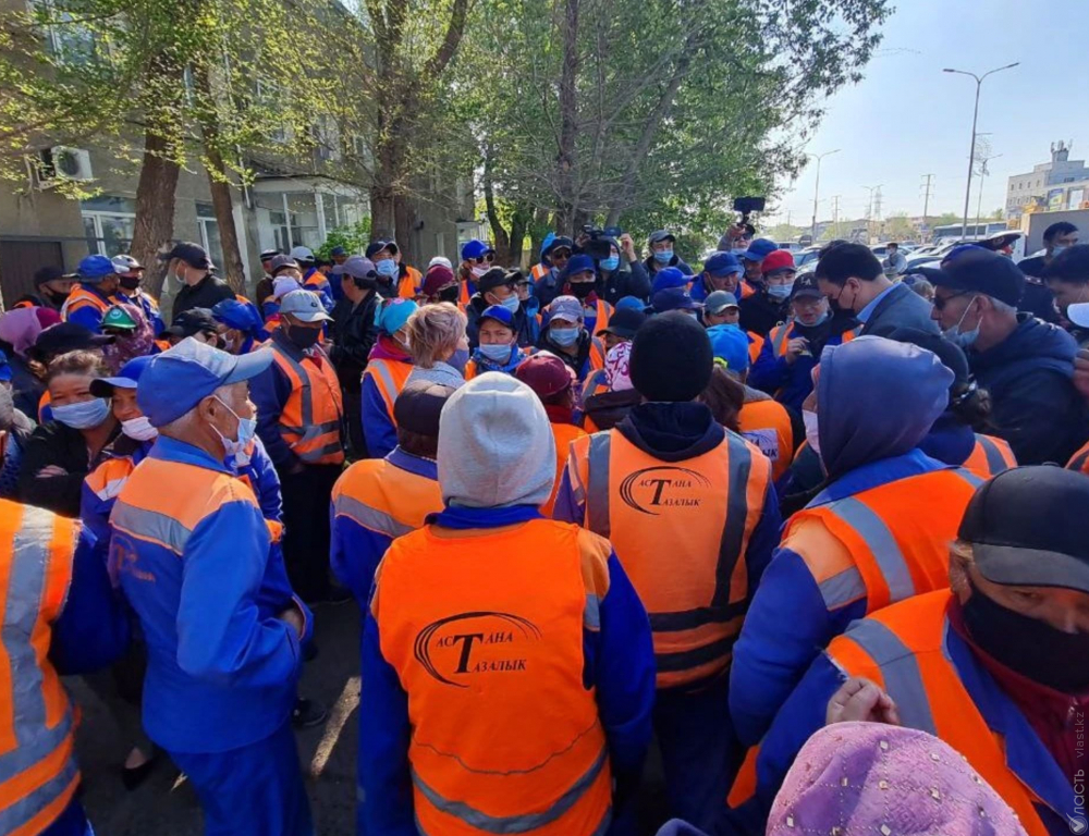 Рабочие столичной компании «Астана Тазалык» требуют повышения зарплат