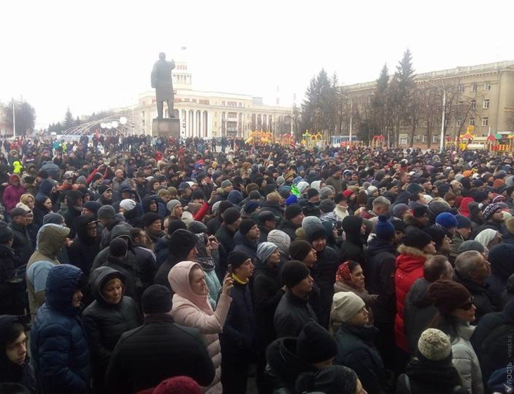 ​Жители Кемерово вышли на стихийный митинг у здания областной администрации 