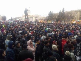 ​Жители Кемерово вышли на стихийный митинг у здания областной администрации 