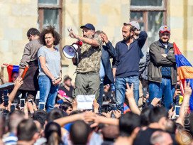 Саргсян ушел в отставку с поста премьера Армении на фоне протестов 
