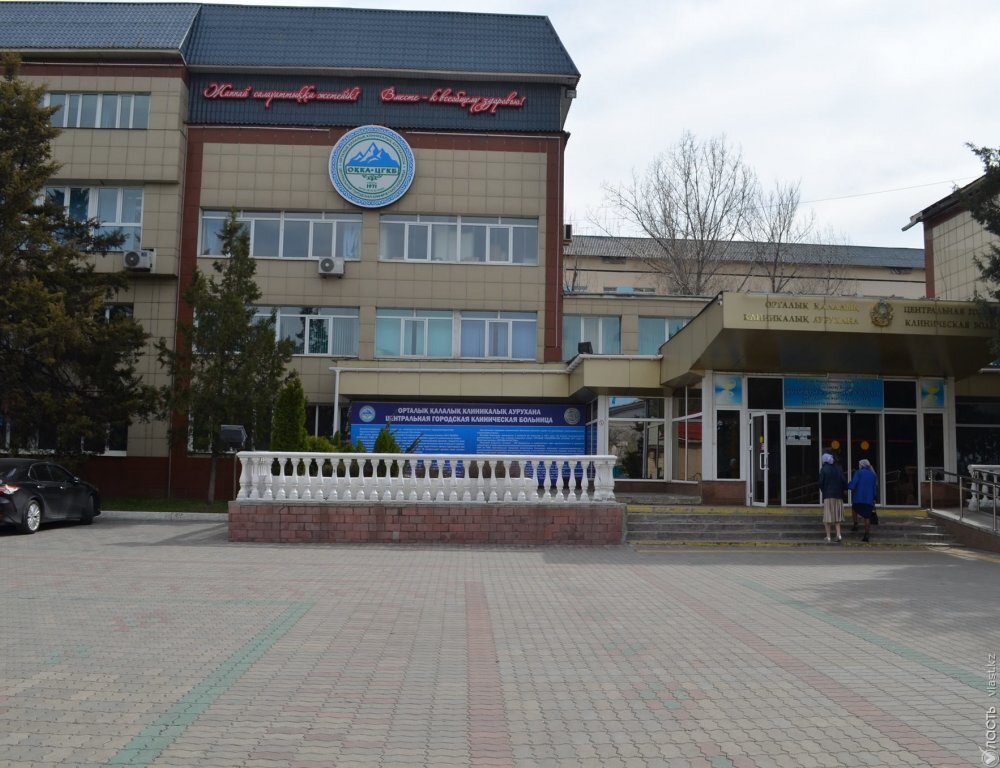 В Алматы скончалась заразившаяся коронавирусом сотрудница ЦГКБ