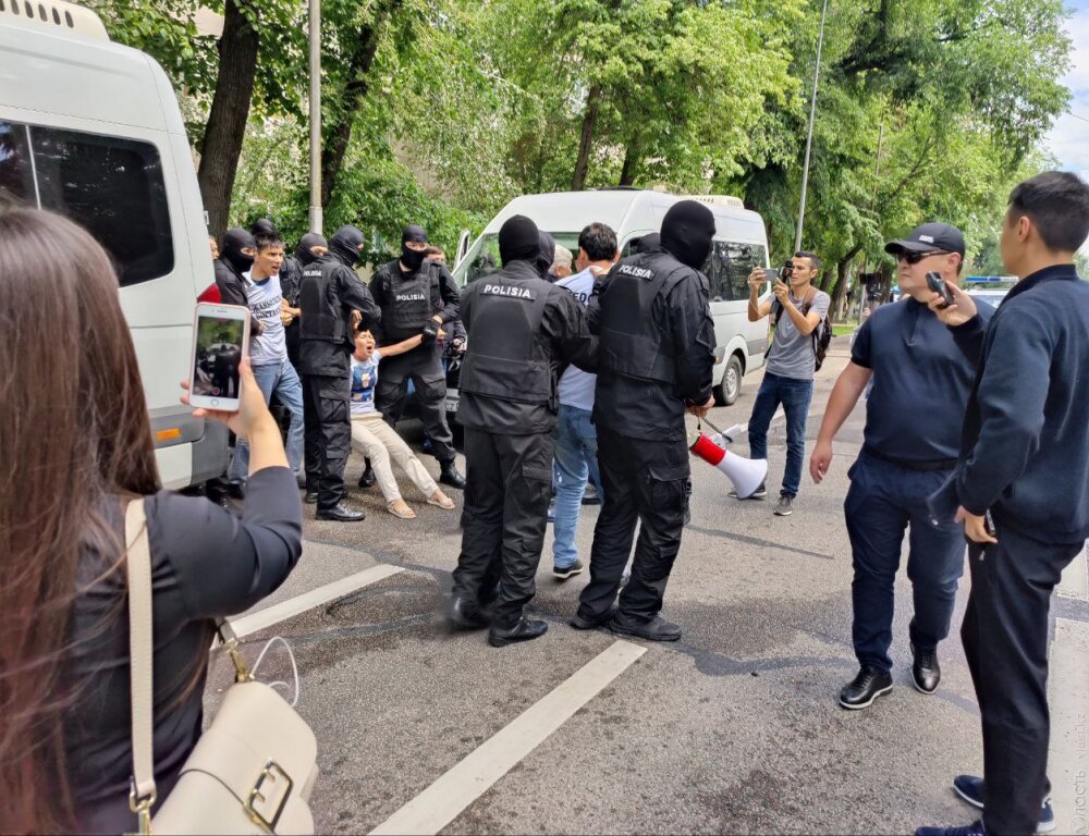 Полиция задержала несколько сторонников Демпартии в Алматы 
