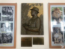Барельеф в память о писателе-натуралисте Максиме Звереве открыли в алматинском зоопарке 