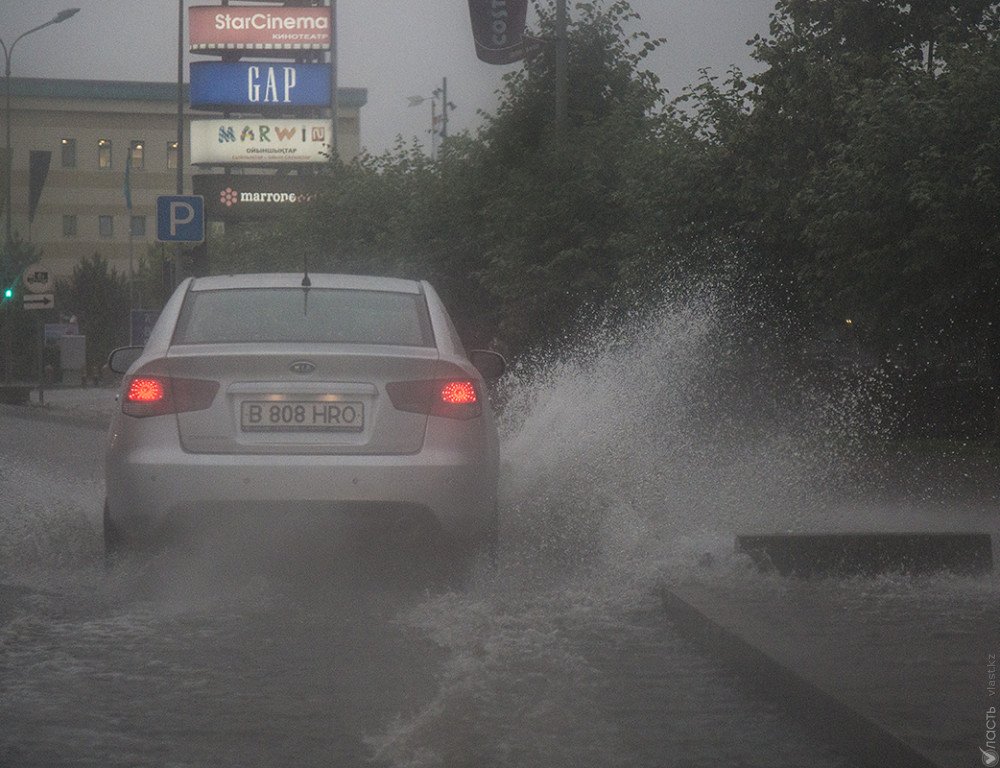 Казгидромет опровергает приближение к Казахстану урагана из Москвы 