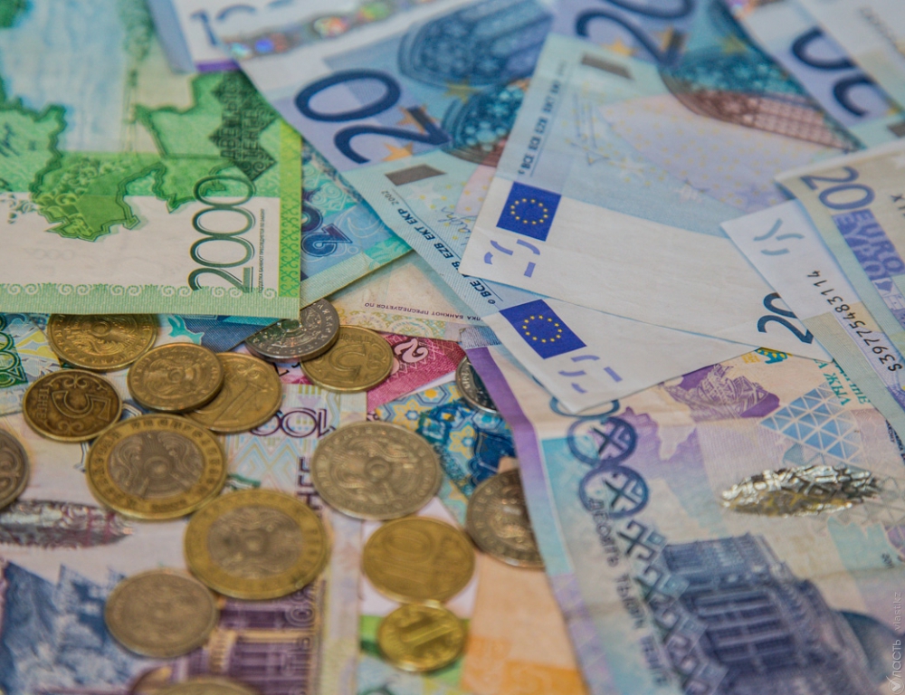 Казахстанцам компенсируют потери по депозитам из-за изменения курса валюты