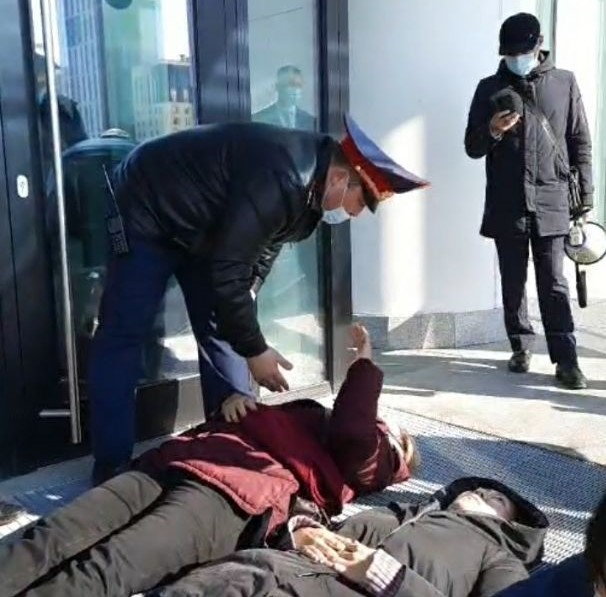 Активисты Демпартии устроили лежачий протест у здания Нацбанка