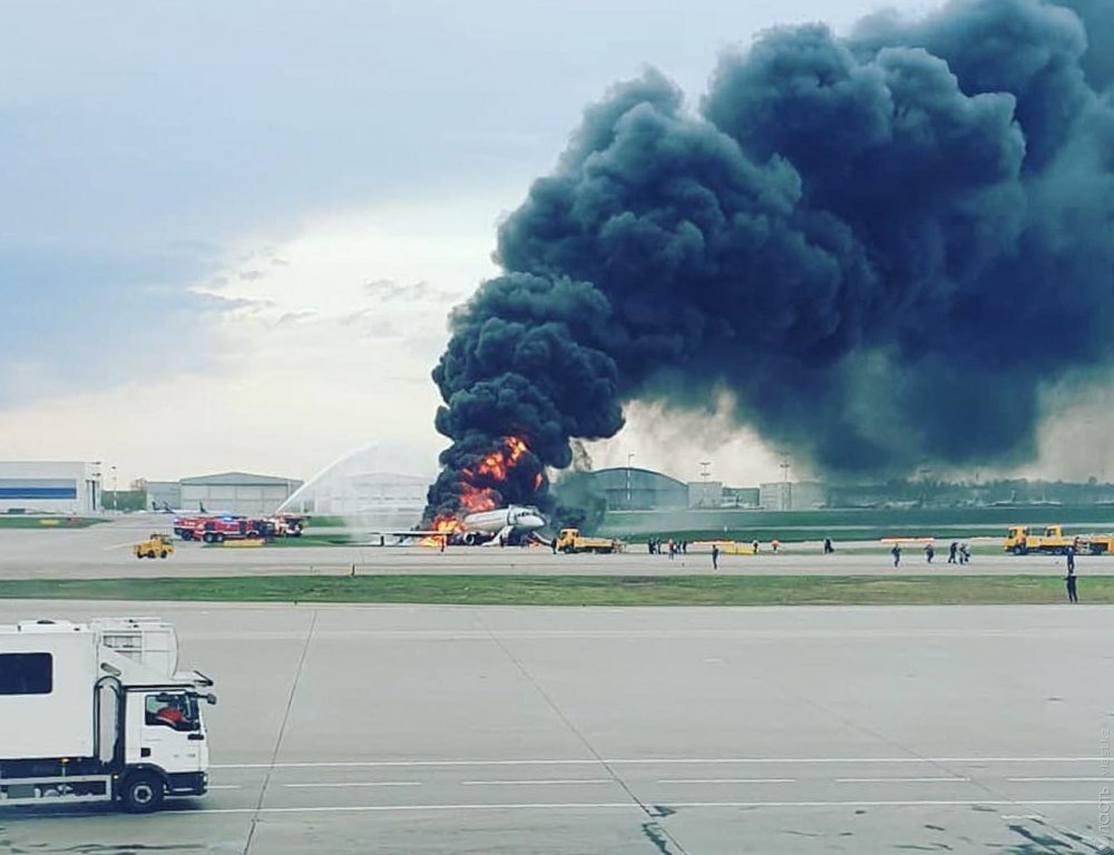 В Шереметьево при аварийной посадке загорелся самолет