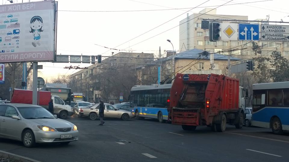 Отключение электричества затруднило движение на улицах Алматы