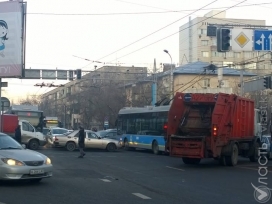 Отключение электричества затруднило движение на улицах Алматы
