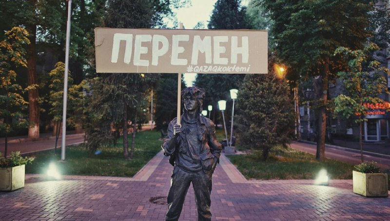 У статуи Цоя в Алматы появился баннер с надписью «Перемен. Qazaq Koktemi» 