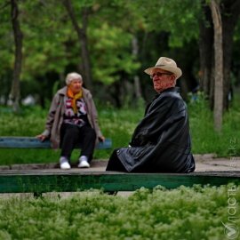 Не выплачивать пенсии работающим пенсионерам лишь одно из рассматриваемых предложений на будущее – Жакупова 