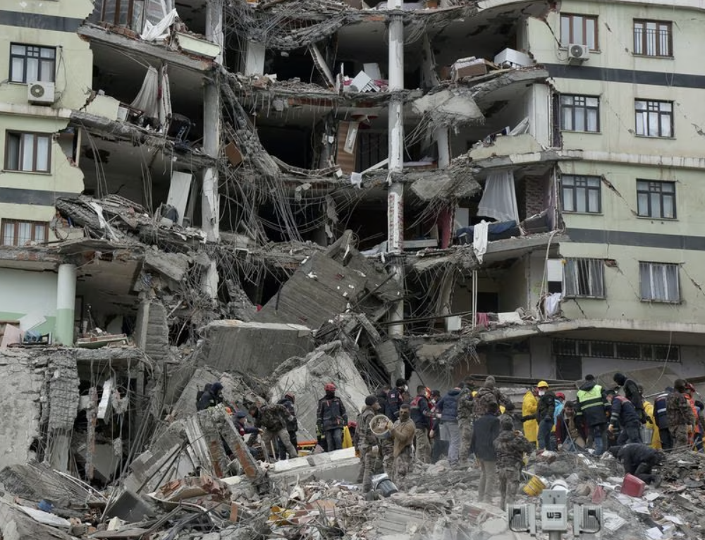 Число жертв землетрясения в Турции выросло почти до 1,5 тыс. человек