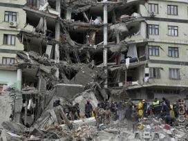 Число жертв землетрясения в Турции выросло почти до 1,5 тыс. человек