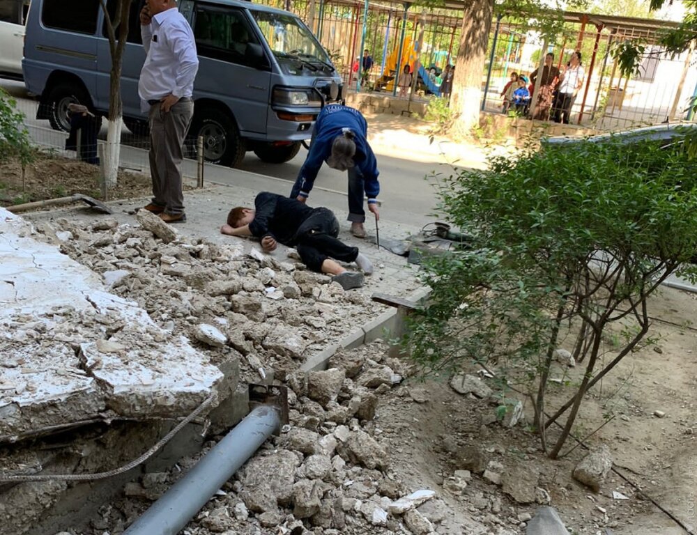 В Актау при обрушении козырька жилого дома пострадали два человека, еще один погиб