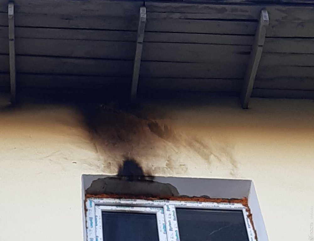 В окно квартиры экоактивистки Салтанат Ташимовой бросили зажигательную смесь