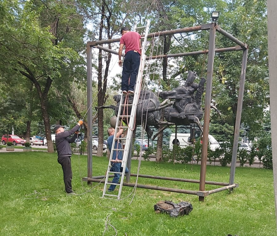 В Алматы убирают скульптуры, стоящие перед Музеем искусств им. Кастеева