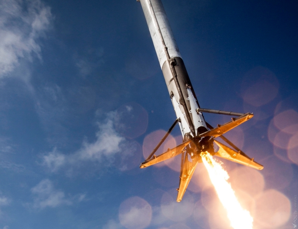 Первая ступень Falcon 9 успешно приземлилась