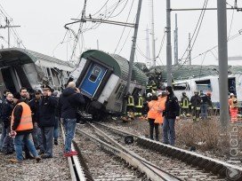 Пассажирский поезд сошел с рельсов под Миланом 