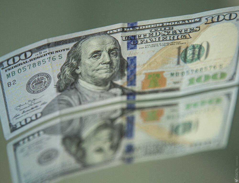 Доллар торгуется на бирже по 541,5 тенге
