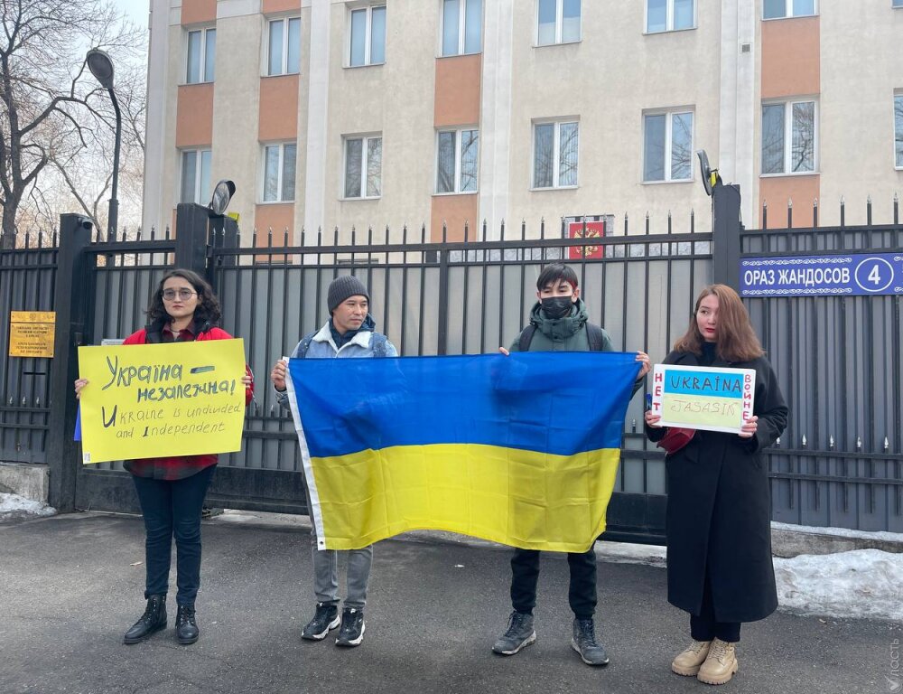 Активисты Oyan, Qazaqstan вышли на пикет к консульству России в Алматы