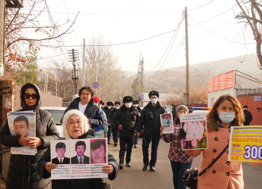 Полиция задержала нескольких участников акции у консульства Китая на 300-й день протеста 