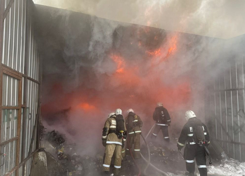 В Алматы в районе барахолки горят склады