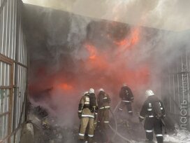 В Алматы в районе барахолки горят склады