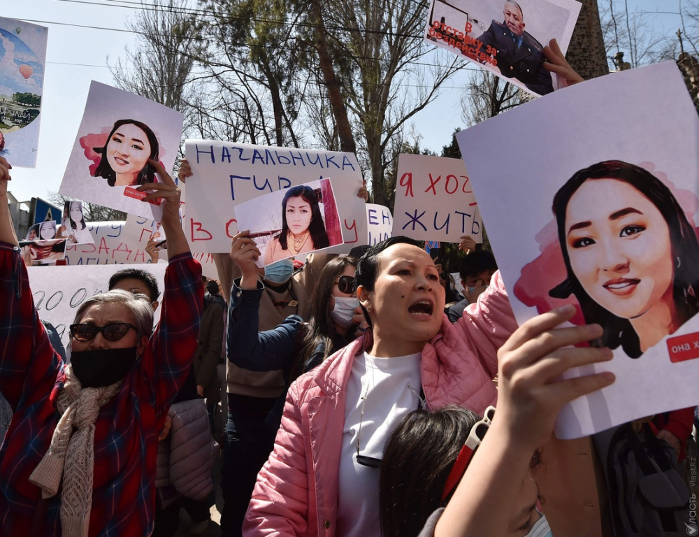 В Бишкеке противники НПО и ЛГБТ сорвали митинг против насилия над женщинами
