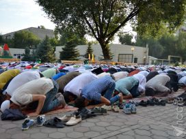 Праздничный намаз в Центральной мечети Алматы
