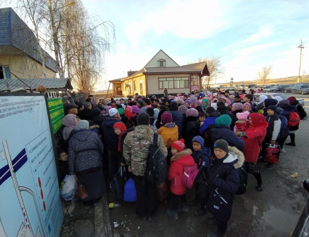 За два дня из Кыргызстана вернулись порядка 8 тыс. человек – Сапарбаев