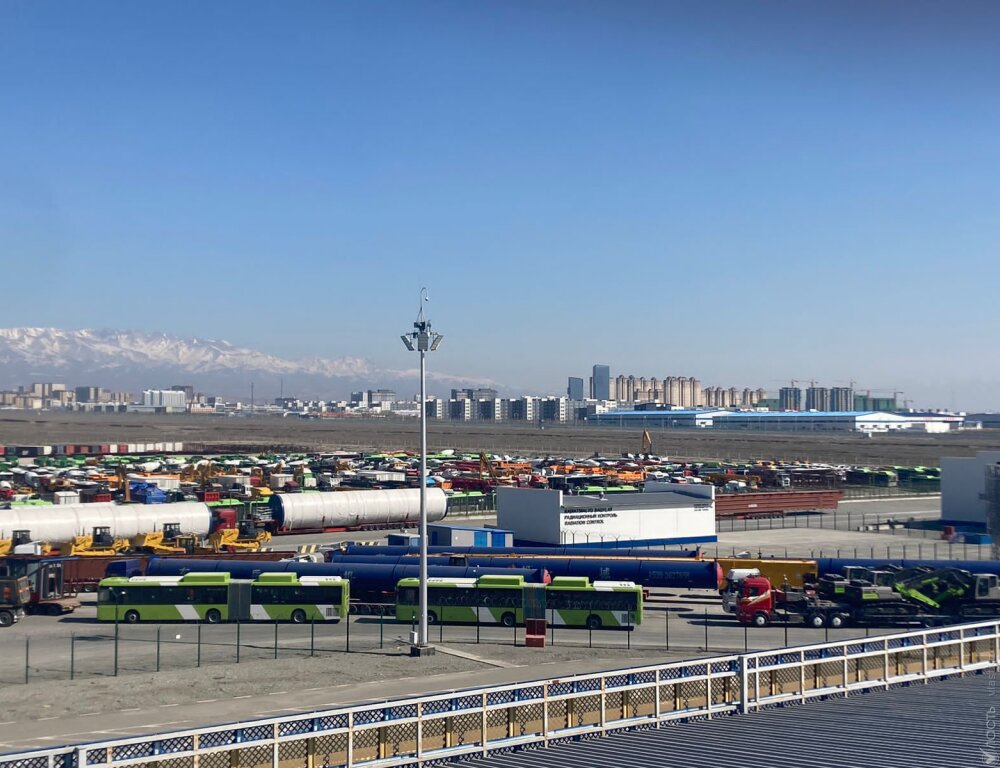 Казахстанские фуры пропустят через границу с Китаем вне очереди