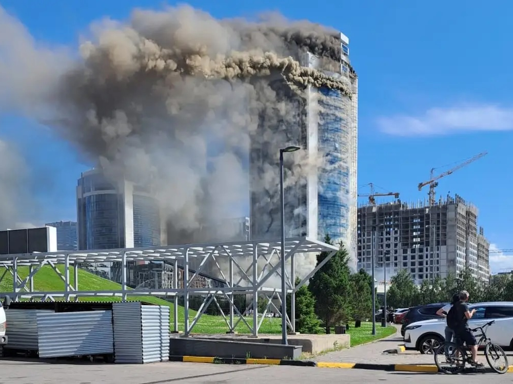 
Высотное здание горит в Астане 
